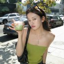 안유진, 일상도 화보 같네…튜브톱 입고 상큼 미모 폭발 "인 마이 말차 페이즈(in my matcha phase)" 이미지
