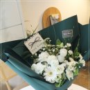 ＜강남 서초 송파 꽃집 – 딥그린 화이트 꽃다발 생일 결혼기념일 승진 전시회 축하 꽃배달서비스＞ 이미지