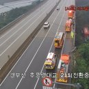 실시간 경부고속도로 추풍령대교에서 화물트럭 교량 아래로 추락 이미지