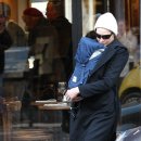 카를라 브루니- 아기 안고 파리에서(12.6) 이미지