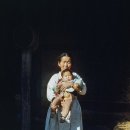저고리 입은 여성, 초가 지붕 아래 뒷짐 진 남성…한국전쟁 미공개 사진 이미지