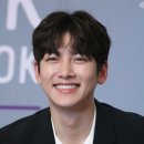 머리만지는남자