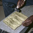 서아프리카 분쟁의 원인, ‘피로 물든 금&#39; 이미지