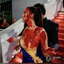 칸영화제 레드<b>카펫</b>에서 머리위 <b>피</b>뿌린 여성