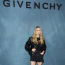 9/30 [앤 해서웨이 +아만다 사이프리드 +리브 타일러 +루니 마라 +아론 테일러 존슨] Givenchy show 이미지