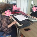 피아노와 반주(야간) 이미지