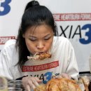 45kg '푸드파이터' 이선경… 닭날개 빨리먹기 대회서 세계 신기록 수립 이미지