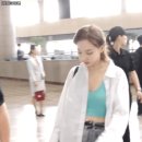 은근 글래머 트와이스 나연....과감한 공항 패션.gif 이미지