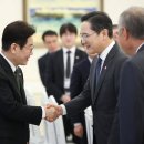 李대통령 “해외일정 취소하고 오셨다면서요?” 이재용 회장 “당연합니다” 이미지