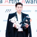 인형과 함께 이미지