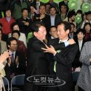 두 남자의 포옹 이미지