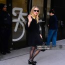 12/10 [아만다 사이프리드] Good Morning America 스튜디오에서 나오는 길 이미지