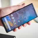 다음 Sony Xperia 폰에는 21 : 9 화면을 향상시키기위한 구멍이 뚫려 있습니다. 이미지