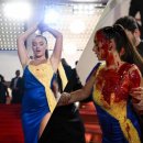 칸 영화제 레드<b>카펫</b>에서 우크라이나 국기색 드레스에 가짜 <b>피</b>?