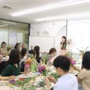 꽃과 식물로 정원가꾸기 이미지