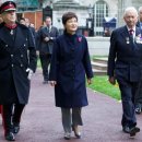 President Park Geun-hye&#39;s fashion style under scrutiny 이미지