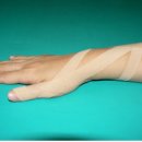 엄지손가락 통증(드꿰르뱅병)에 대한 테이핑법 이미지