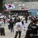 결국 한 선수가 "제발요"라며 손을 비비는 등 '간청'한끝에 시위 참가자들은 길을 내주었다. 이미지