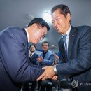 [연합뉴스]﻿[뉴시스]정청래 의원에게 축하받는 진교훈 후보(2023.10.12) 이미지