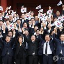 효창공원에서 '대한독립만세' 외치는 민주당 의원들 이미지