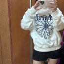 네이비(NAVY) | 마르디메크르디 화이트네이비 맨투맨 [SWEATSHIRT FLOWERMARDI NEEDLEWORK_WHITE NAVY] 내돈내산 후기 착샷
