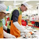 밥 퍼주는 남자 이미지