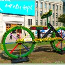 자전거 조각상 앞 이미지