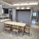 하나로주방 | 후기] 아침 햇살 가득한 주방, 포세린 식탁이 주인공이네요 식탁 하나로 완성된 갤러리 같은 주방...