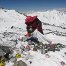 '악취가 난다': 세계에서 가장 높은 산에 배설물과 쓰레기가 넘쳐난다. 네팔이 경보를 울리고 있다 이미지