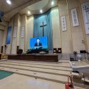 본당에 녹아드는 대형 TV의 감동, 빛이 밝은 예배당에서도 선명한 프리미엄 거치식 교회 LED 스크린 이미지