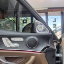 차J MOTORS | 벤츠 W213 E220d 스피커 엠비언트 순정 연동 시공｜재방문으로 완성된 실내 풀 튜닝