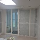 씨유 성남금빛편한점 | 경기 성남구 e편한세상 방3개 도배 시공 후기, 밝은 질감의 벽지 선택으로 공간 분위기 정돈하는 방법