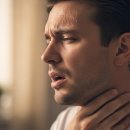 침 삼킬 때 이물감이 느껴지는 원인과 무심코 넘겨선 안 되는 이유 이미지