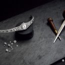 손 끝으로 빛나는 유리공예 이미지