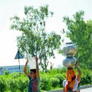 물동이 이고 가는 이미지