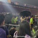 욕설 퍼붓고 난입해 수건 날리고...판정 불만 가득한 안양 팬들, 심판들과 일촉즉발 상황 이미지
