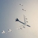 B-52와 스웨덴 공군 그리펜의 편대 비행 이미지