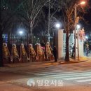 [현장] 법무부 앞, ‘근조 화환’길로 변한 추미애 꽃길··· 이미지