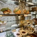 베이크베이크(BakeBake) | 옥수동 빵집 & 베이커리 카페 BAKEBAKE :: 귀여운 펭귄 로고 빵집 베이크베이크 🐧🩷🥖