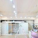 다온시스템 | 대전 봉명동 상가 매장 인테리어 공사 후 전동 우드 블라인드 알루미늄 커튼 설치해 드렸습니다