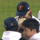 [LG vs 한화]양상문 투수코치와 포옹하면서 마운드를 내려가는 와이스.gif 이미지
