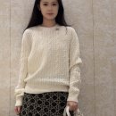 화이트리본 | 클래식한 감성 그대로 D 리본 클립 화이트 케이블 니트 후기