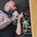 Barber goes above the call of duty to ensure child with autism gets amazing haircut by JOI-MARIE MCKENZIE,Good Morning America 이미지