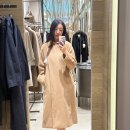 막스마라 매장에서 마누엘라 카멜 블랙 여성 롱 코트 사이즈별로 입어보기