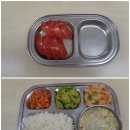 12월 18일 사과 / 백미밥,만둣국,새우살채소볶음,애호박나물,배추김치/슈크림빵,우유 이미지