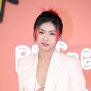 씨익