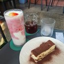 이달의커피 | 파주프리미엄아울렛 카페 슬로스타임, 봄 딸기라떼 & 이달의 드립커피 힐링 후기