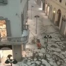 우박 홍수로 얼음장이 떠다니는 이탈리아 밀라노 거리 이미지