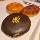 던킨도너츠 앞 | 선릉 디저트 맛집 던킨도너츠 두바이 스타일 초콜릿 도넛 후기 칼로리