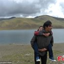 몸이 불편한 여자친구를 휠체어에 태우고 티베트 라싸까지 6개월간 여행한 커플 이미지